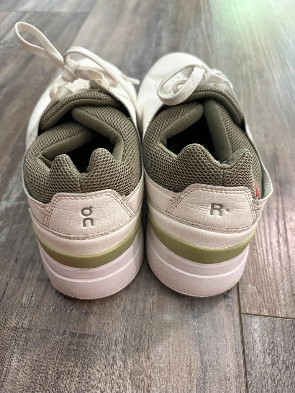 On Running Roger Sneaker